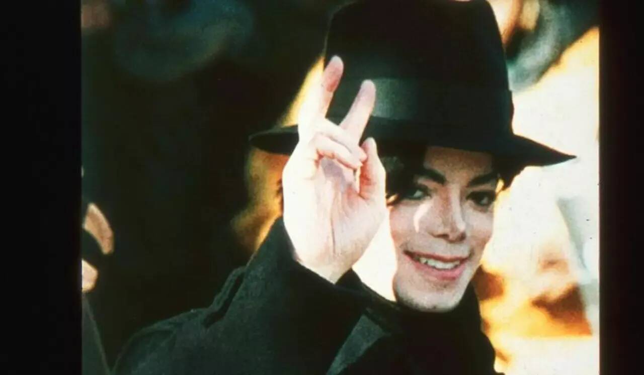 , L&rsquo;artiste le portait lors de son premier moonwalk&#8230; Le chapeau de Michael Jackson mis en vente aux enchères