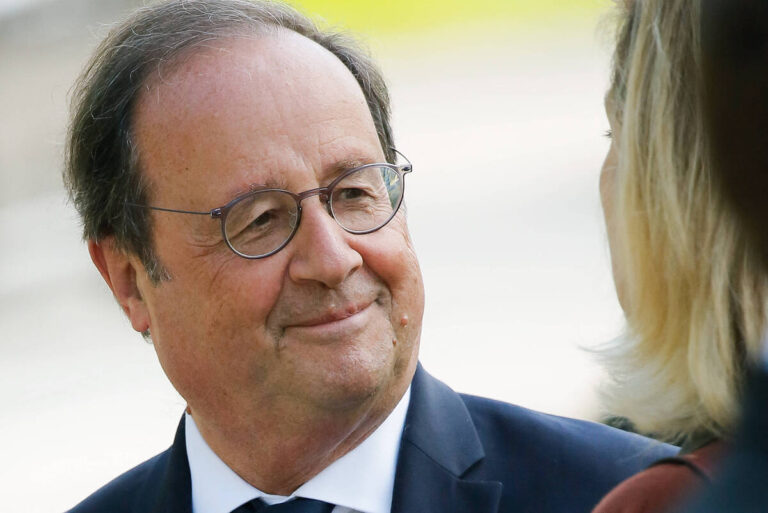 François Hollande descend une bière cul-sec en pleine 3e mi-temps, la vidéo virale