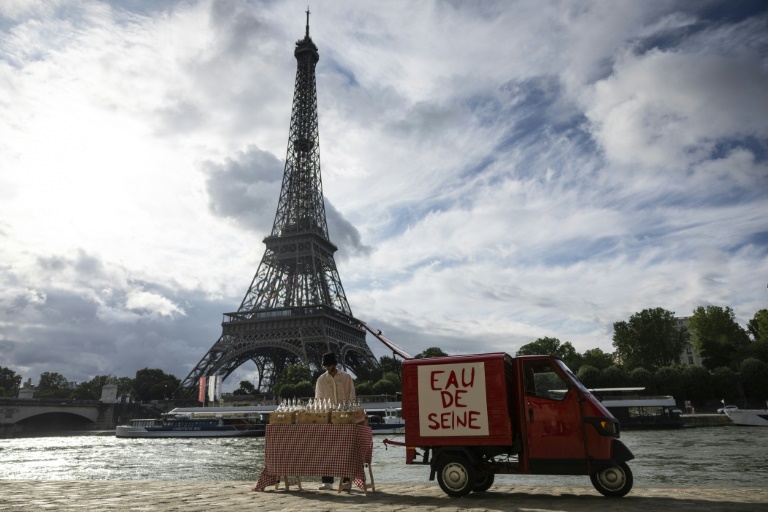 JO-2024: des bouteilles d’eau de Seine en vente pour dénoncer le coût de sa dépollution