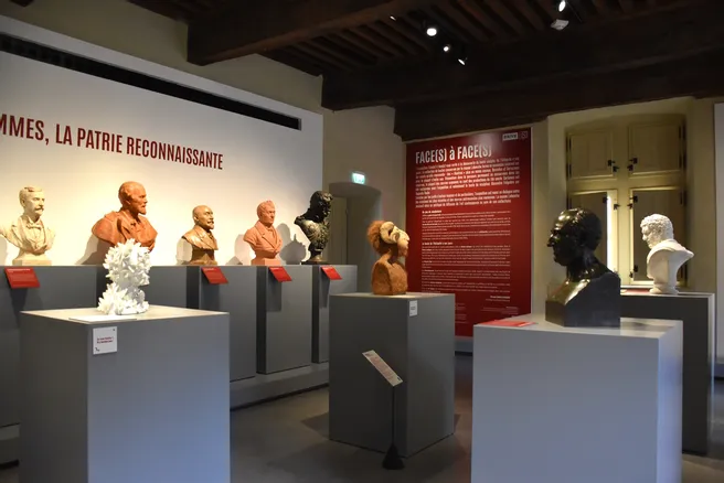 Le musée Labenche, à Brive, offre une plongée dans les regards de quarante-trois personnages, réels ou imaginaires