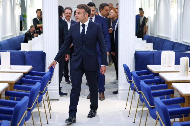 Macron inaugure une boutique-musée consacrée à l’Élysée